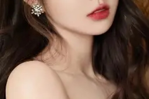 54岁杨钰莹穿牛仔外套+碎花裙好洋气差点认不出