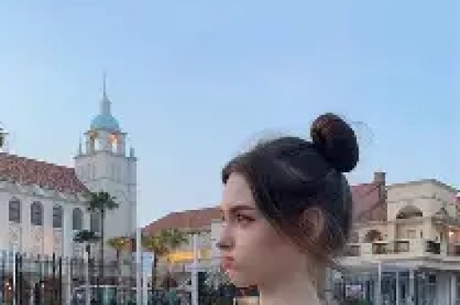 炸裂！司晓迪凌晨甩黑色吊带美照评论区从吃瓜到吐槽吵翻了天